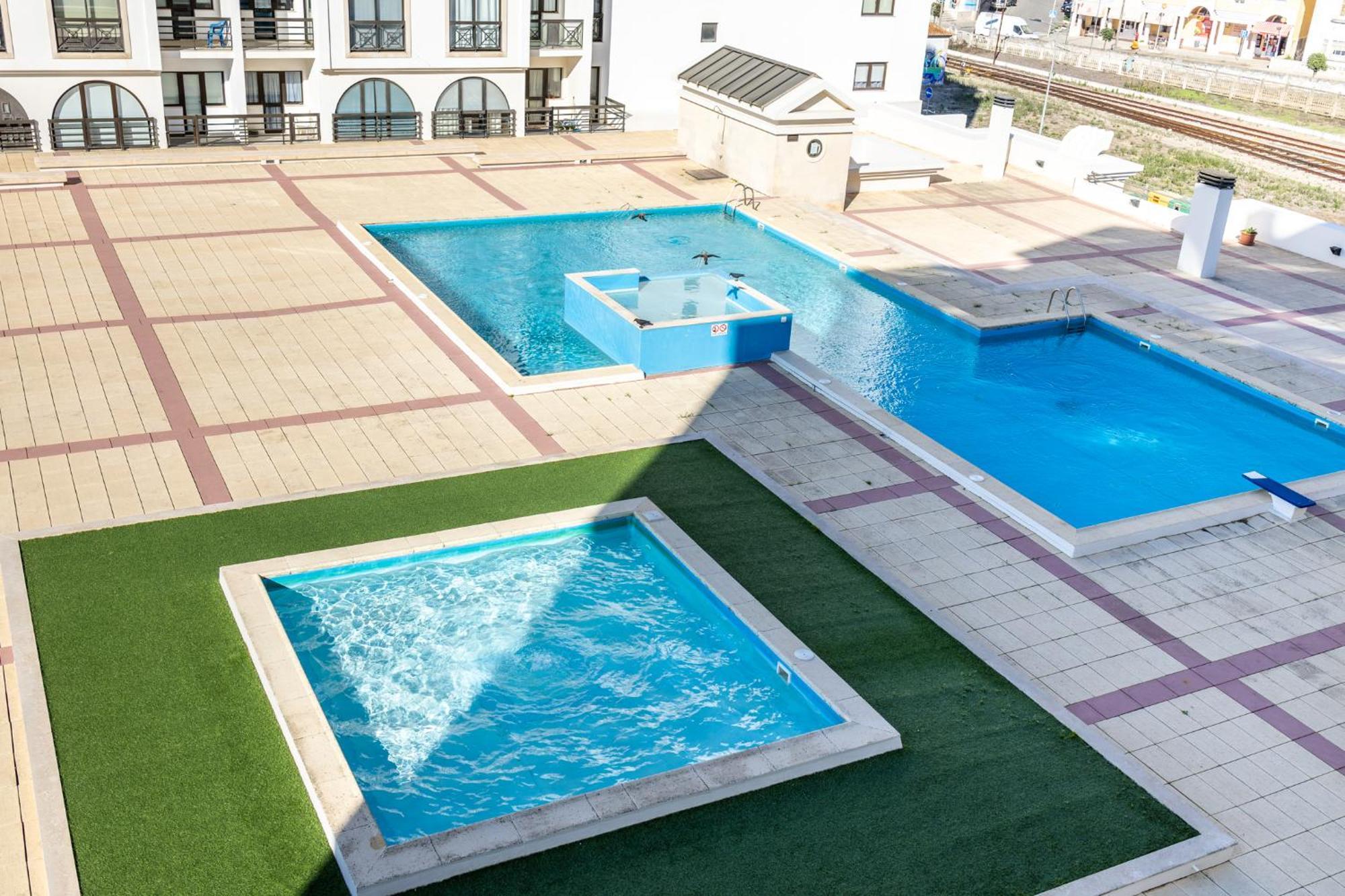 Beachfront 3Bdr Apt On Marginal Boulevard São Martinho do Porto Eksteriør bilde